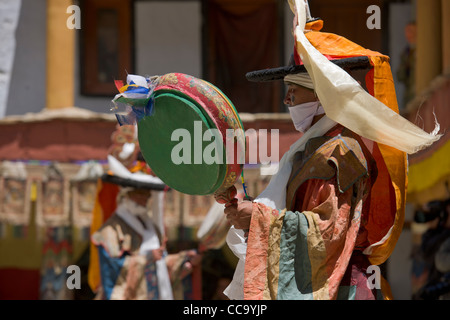 Cham dancers performing the Black Hat Dance (shana) avec tambour, Korzok Korzok, Gustor Gompa au lac Tsomoriri, (Ladakh) Jammu-et-Cachemire, l'Inde Banque D'Images