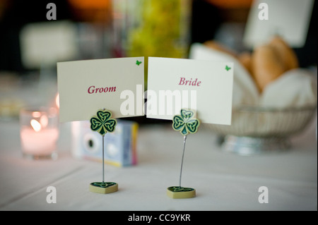 Deux cartes de noms avec 'bride' et 'groom' sur une table à manger Banque D'Images