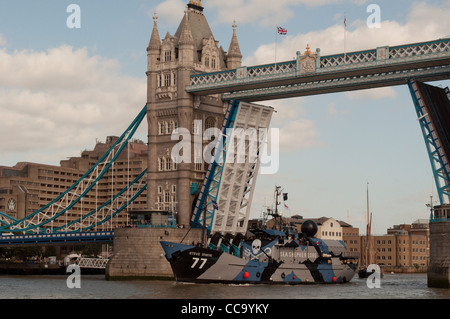 Tower Bridge à Londres est relevé pour l'anti-chasse Steve Irwin, navire qui navigue sous elle. Banque D'Images