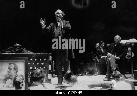 William Jennings Bryan debout à côté d'un drapeau de table drapée sur scène lors de la Convention Nationale Démocratique 1908 Banque D'Images