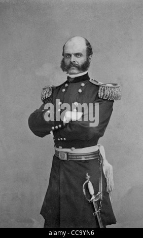 Le brig. Général Ambrose E. Burnside, debout, en face légèrement à gauche, les bras croisés sur la poitrine, en uniforme vers 1865 Banque D'Images
