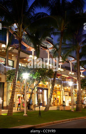 Boutiques dans le centre-ville près de la plage de Waikiki, Honolulu, Hawaï. Banque D'Images