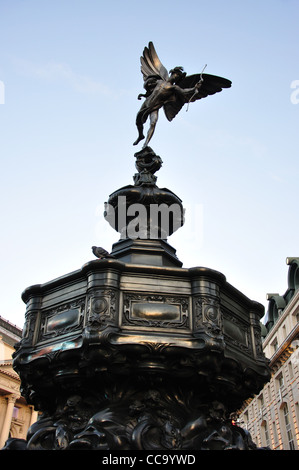 Statue d'Anteros sur Shaftesbury Memorial Fountain, Piccadilly Circus, West End, Grand Londres, Angleterre, Royaume-Uni Banque D'Images
