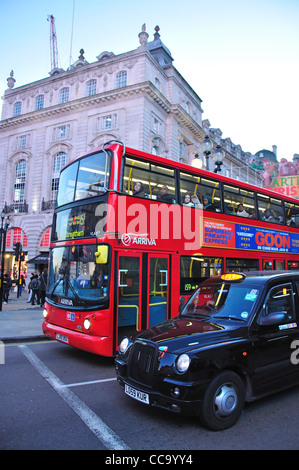 Double-decker bus et taxi noir à lights, Piccadilly Circus, City of Westminster, London, England, United Kingdom Banque D'Images