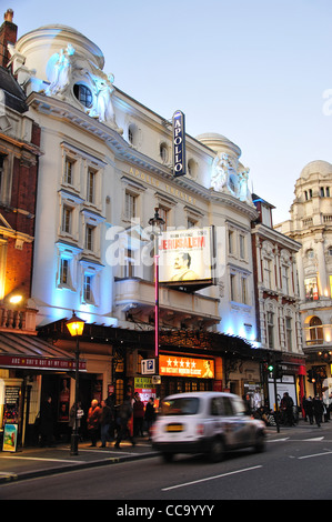 Apollo Theatre au crépuscule, Shaftesbury Avenue, Soho, West End, City of westminster, Greater London, Angleterre, Royaume-Uni Banque D'Images