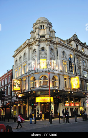 Gielgud Theatre au crépuscule, Shaftesbury Avenue, Soho, West End, City of westminster, Greater London, Angleterre, Royaume-Uni Banque D'Images