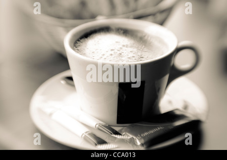 Tasse de café au lait et des croissants, Paris, France Banque D'Images