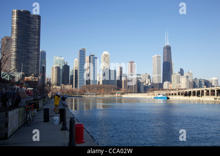 La pêche sur le côté nord de Navy Pier, Chicago, Illinois. Matinée de la veille de Noël 2011. Banque D'Images