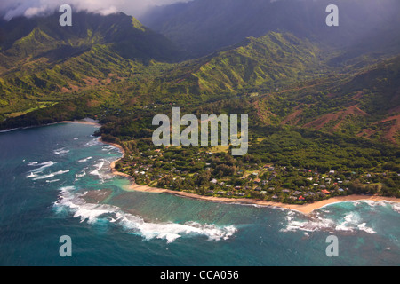 Vue aérienne de Wainiha Beach Park, plage de Kepuhi et tunnels Beach, Kauai, Hawaï. Banque D'Images