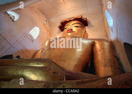 Bouddha assis, Manuha Paya, Myinkaba Bagan (Pagan), le Myanmar (Birmanie) Banque D'Images