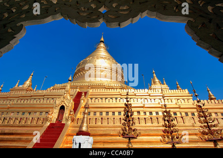 Shwezigon Paya (pagode) | Bagan (Pagan), le Myanmar (Birmanie) Banque D'Images