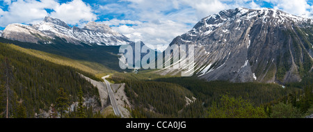 Un panorama de l'avis de Big Bend du haut de Parker's Ridge, Alberta, Canada. Banque D'Images