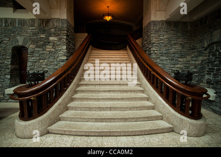 Un escalier de marbre dans le hall d'entrée principal de l'hôtel Banff Springs, en Alberta, Canada. Banque D'Images