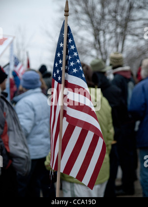 Les manifestant à Ann Arbor au Michigan le 16 janvier 2012 maintenant un drapeau au Martin Luther King Day mars au gouverneur Rick Snyder's home. Banque D'Images