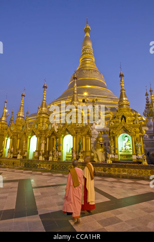 Deux religieuses au Stupa de la Paya Shwedagon Pagoda () au crépuscule | Yangon (Rangoon) | Myanmar (Birmanie) Banque D'Images