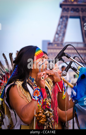 Les artistes à la place du Trocadéro (Tour Eiffel en arrière-plan), Paris, France Banque D'Images