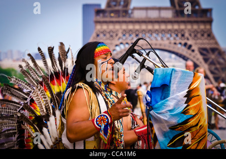 Les artistes à la place du Trocadéro (Tour Eiffel en arrière-plan), Paris, France Banque D'Images