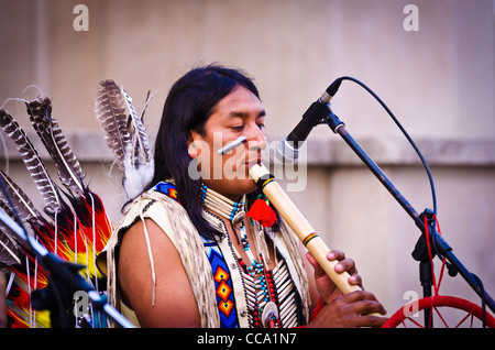 Native American interprète à la place du Trocadéro, Paris, France Banque D'Images