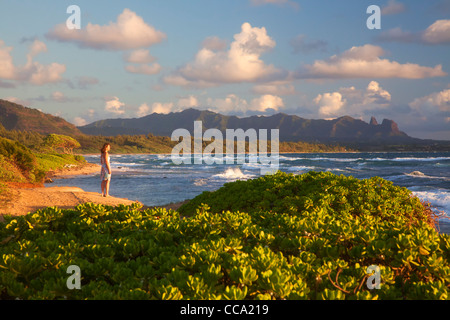 Un visiteur sur Nukoli'i Beach, également connu sous le nom de cuisines Beach, Kauai, Hawaï. (Modèle 1992) Banque D'Images
