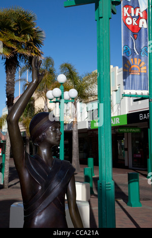 Napier, Nouvelle-Zélande. 'Une vague dans le temps : Stella et Raven', par le sculpteur Mark Whyte. Banque D'Images