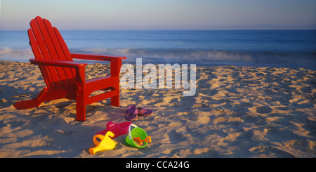 Chaise de plage et les enfants des jouets de plage, Goleta Beach, Goleta, Californie Banque D'Images