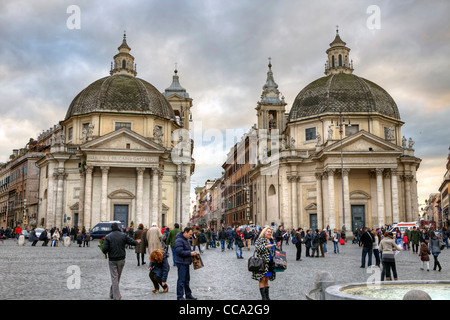 La Piazza del Popolo à Rome, Latium, Italie avec les deux églises de Santa Maria à Monte Santo et Santa Maria dei Miracoli Banque D'Images