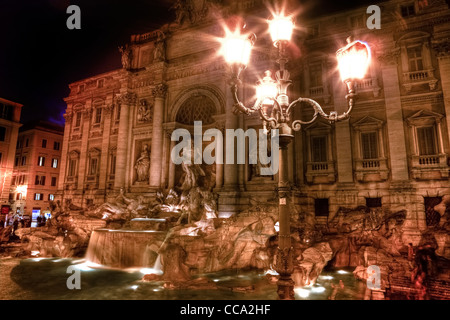 Fontaine de Trevi à Rome la nuit Banque D'Images