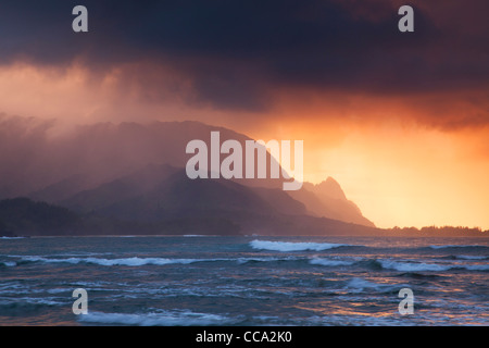 En regardant vers la côte de Na Pali de la baie de Hanalei, Kauai, Hawaii. Banque D'Images