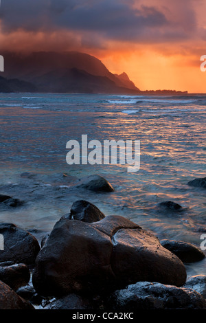 En regardant vers la côte de Na Pali de la baie de Hanalei, Kauai, Hawaii. Banque D'Images