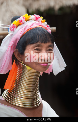 Une femme mûre du long-cou tribu Padaung Banque D'Images