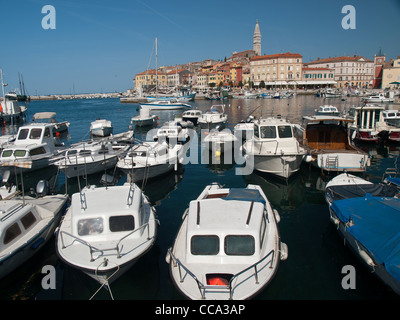 Ville de Rovinj en Istrie et de bateaux dans le port Banque D'Images