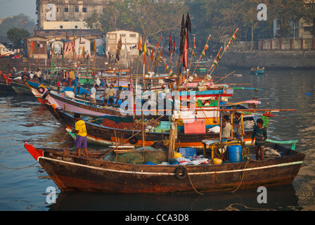 Les bateaux de pêche ancrés à Sassoon Docks marché aux poissons, Bombay Mumbai Banque D'Images