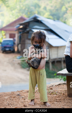 Jeune fille jouant avec le Laos un chat Banque D'Images