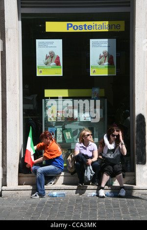 Les gens célébrant la béatification du pape Jean-Paul II, Vatican, Rome, 1er mai 2011 Banque D'Images