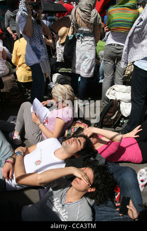 Les gens célébrant la béatification du pape Jean-Paul II, Vatican, Rome, 1er mai 2011 Banque D'Images