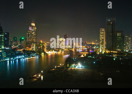 La nuit de la rivière Chao Phraya à Bangkok Banque D'Images