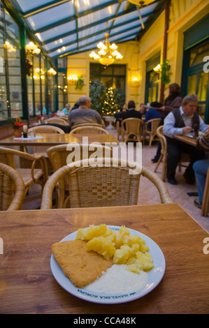 Smazeny syr le fromage frit avec sauce tartare et des pommes de terre bouillies Havelska Koruna self service restaurant old town Prague Banque D'Images