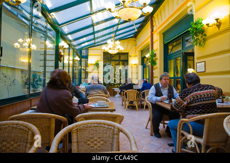 Les personnes mangeant Havelska Koruna self service restaurant old town Prague République Tchèque Europe Banque D'Images