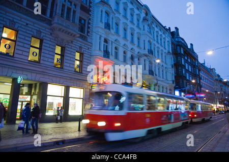 Le tramway le long de la rue Vodickova nouvelle ville Prague République Tchèque Europe Banque D'Images