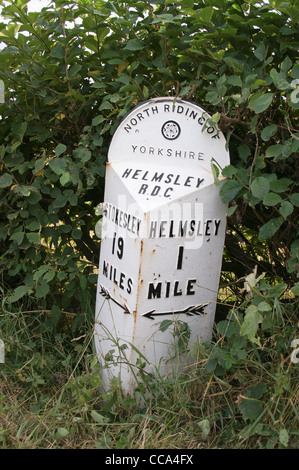 Ancien fer à repasser Rural District Council milepost montrant 1 mile à Helmsley, 19 milles à l'équitation, le shérif devient Yorkshire, Angleterre Banque D'Images