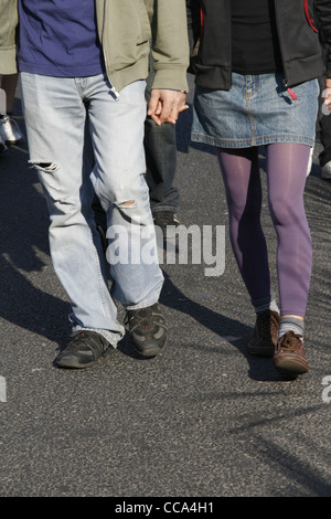 Couple holding hands walking street Banque D'Images