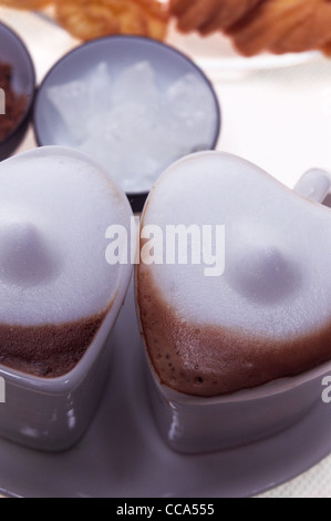 Café espresso en forme de coeur verres à traiter pour la Saint-Valentin parfait Banque D'Images