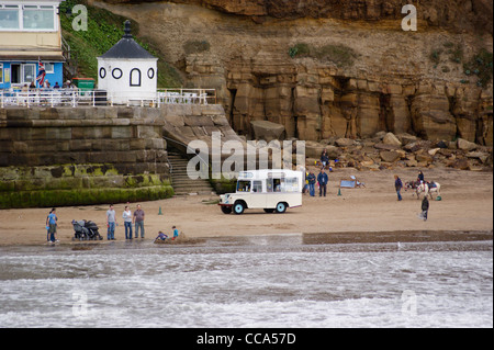 Une Land Rover ice cream van sur la plage, Whitby, North Yorkshire, Angleterre, équitation Banque D'Images