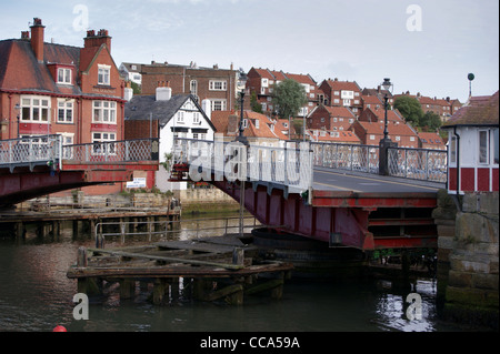 Le pont Harbour sur la rivière Esk, 1909, par J. Mitchell Moncrieff, Whitby, North Yorkshire, Angleterre, équitation Banque D'Images