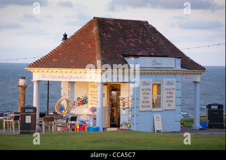 'Clara's Cafe', West Cliff, Whitby, North Yorkshire, Angleterre, équitation Banque D'Images