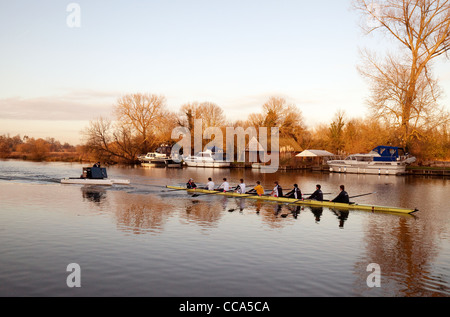 Un bateau d'aviron des moins de huit la surveillance sur la Tamise à Moulsford, Oxfordshire, UK Banque D'Images