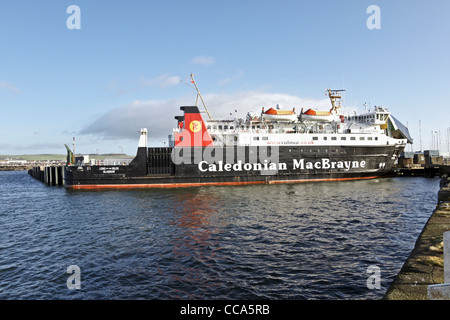 Caledonian MacBrayne & voiture de passagers seigneur des îles est amarré au port d'Ardrossan étant arrivé d'Arran Brodick Banque D'Images
