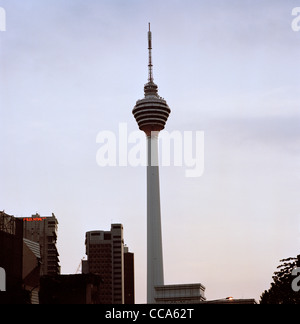 Menara KL Tower à Kuala Lumpur en Malaisie en Extrême-Orient Asie du sud-est. Ciel gratte-ciel Billet Couleur Couleur Coloré Banque D'Images