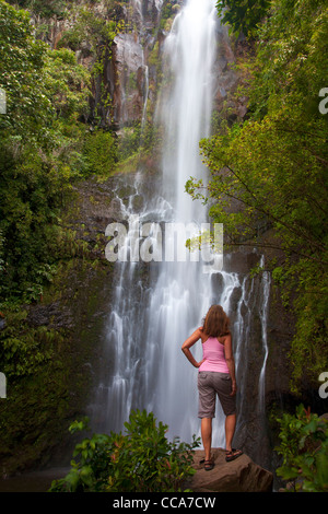 Un visiteur à Wailua Falls, près de Hana, Maui, Hawaii. (Modèle 1992) Banque D'Images