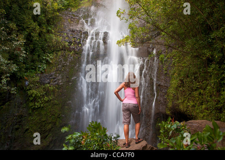 Un visiteur à Wailua Falls, près de Hana, Maui, Hawaii. (Modèle 1992) Banque D'Images